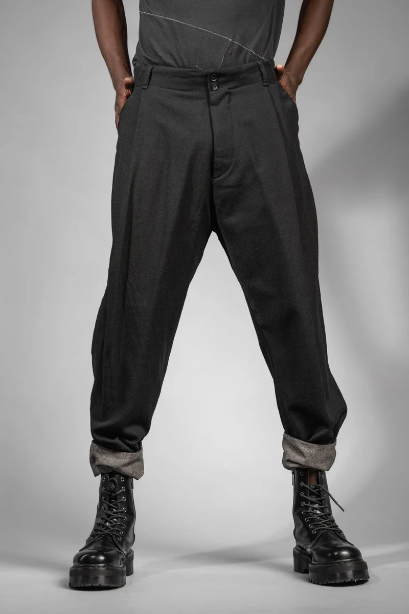 eigensinnig wien | Chiavacci | Schwarze, weite Designerhose mit Bundfalten aus japanischer Wolle