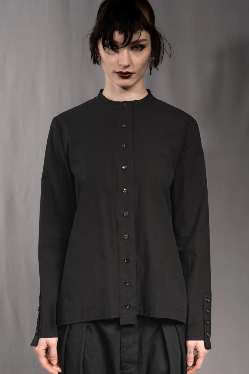 eigensinnig wien | Concrete Heart | Extravagante, schwarze Hemdbluse ohne Kragen für Damen aus japanischer Baumwolle