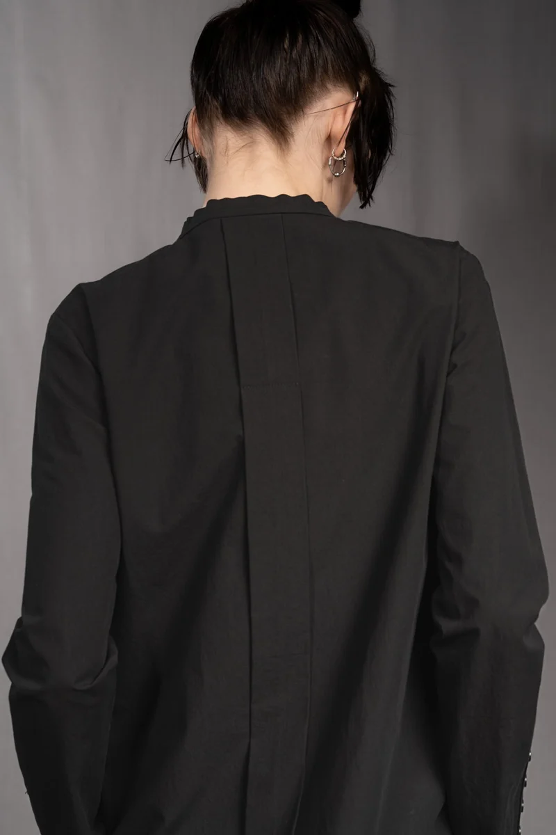 eigensinnig wien | Concrete Heart | Extravagante, schwarze Hemdbluse ohne Kragen für Damen aus japanischer Baumwolle