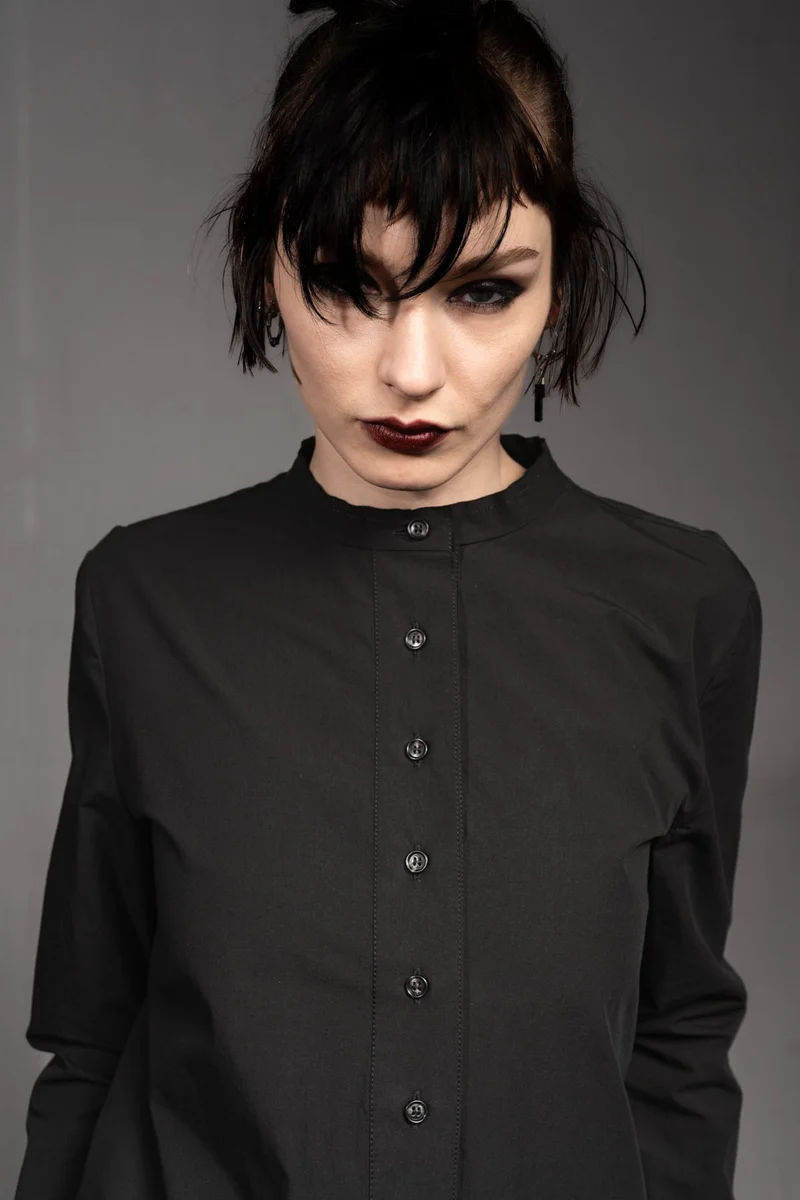 eigensinnig wien | Concrete Heart | Extravagante, schwarze Hemdbluse ohne Kragen für Damen aus japanischer Baumwolle