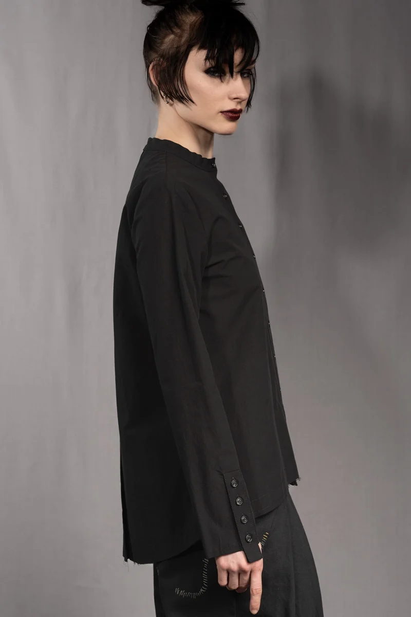 eigensinnig wien | Concrete Heart | Extravagante, schwarze Hemdbluse ohne Kragen für Damen aus japanischer Baumwolle