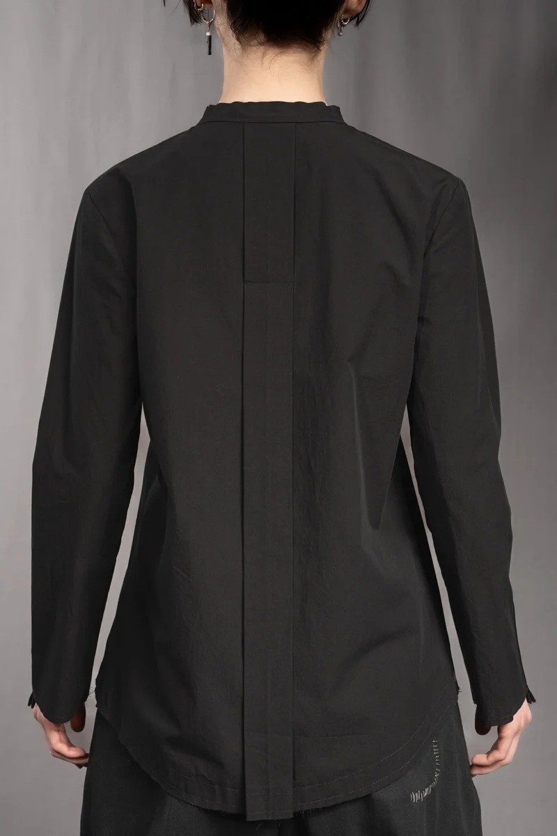 eigensinnig wien | Concrete Heart | Extravagante, schwarze Hemdbluse ohne Kragen für Damen aus japanischer Baumwolle