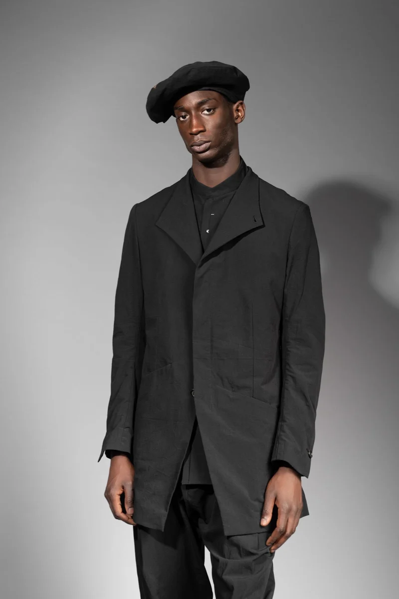 eigensinnig wien | BarChi | Schwarzer Designer Herrenanzug mit Drop Crotch Pants und Kurzmantel