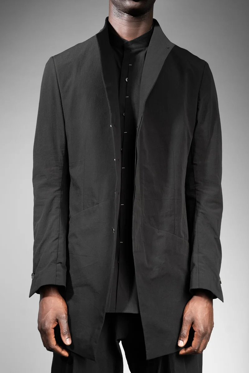 eigensinnig wien | BarChi | Schwarzer Designer Herrenanzug mit Drop Crotch Pants und Kurzmantel
