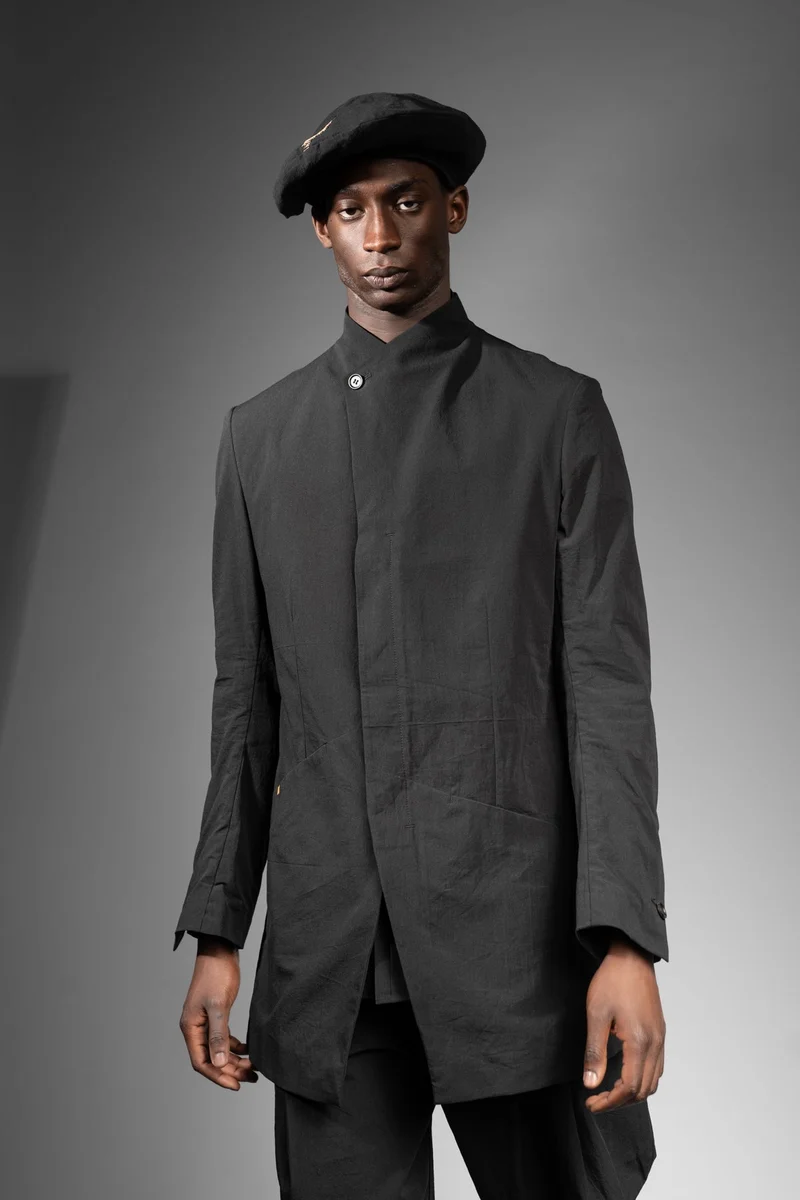 eigensinnig wien | BarChi | Schwarzer Designer Herrenanzug mit Drop Crotch Pants und Kurzmantel