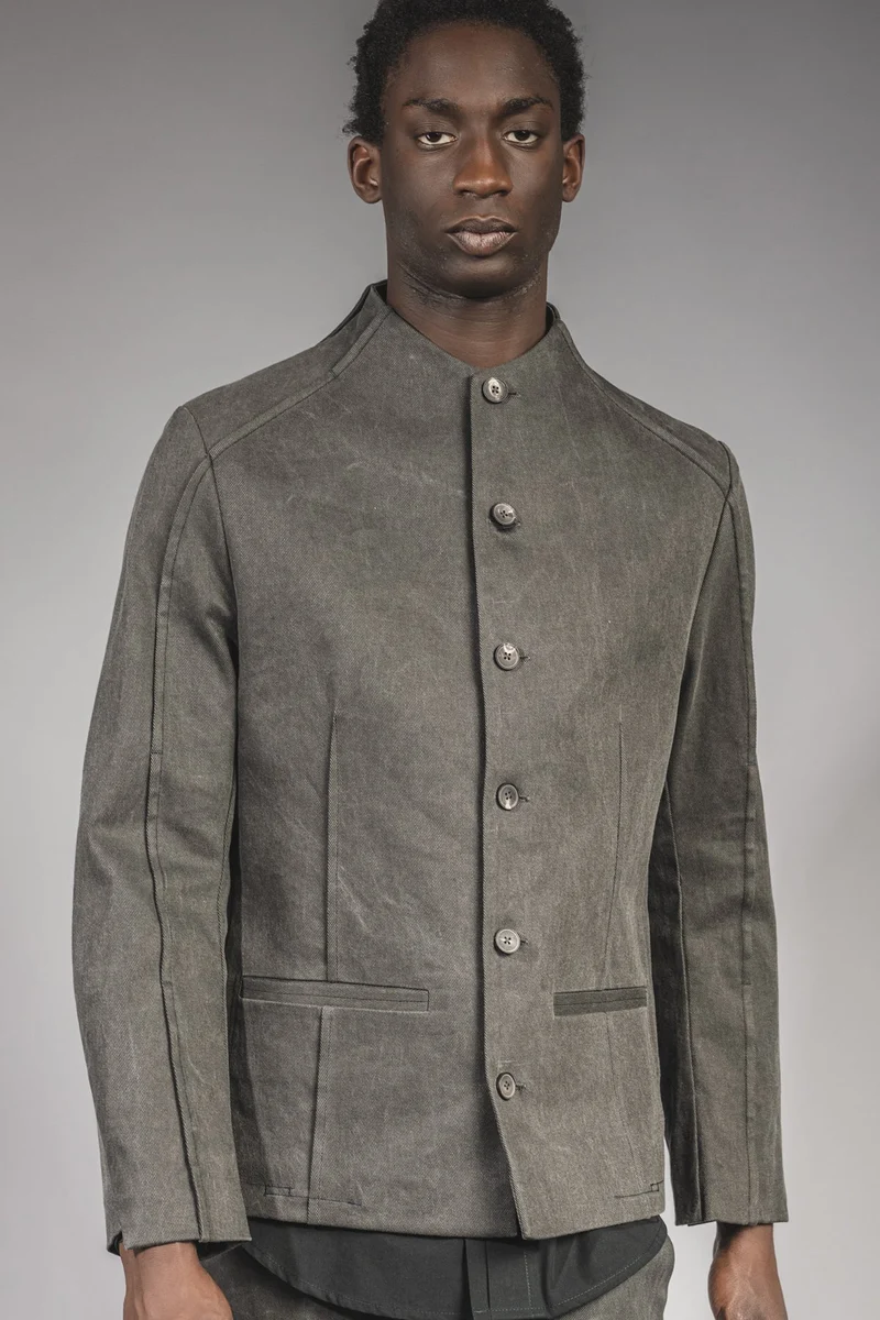 eigensinnig wien | Corey | Außergewöhnliche Designer Jeansjacke für Herren mit Stehkragen in Moosgrau