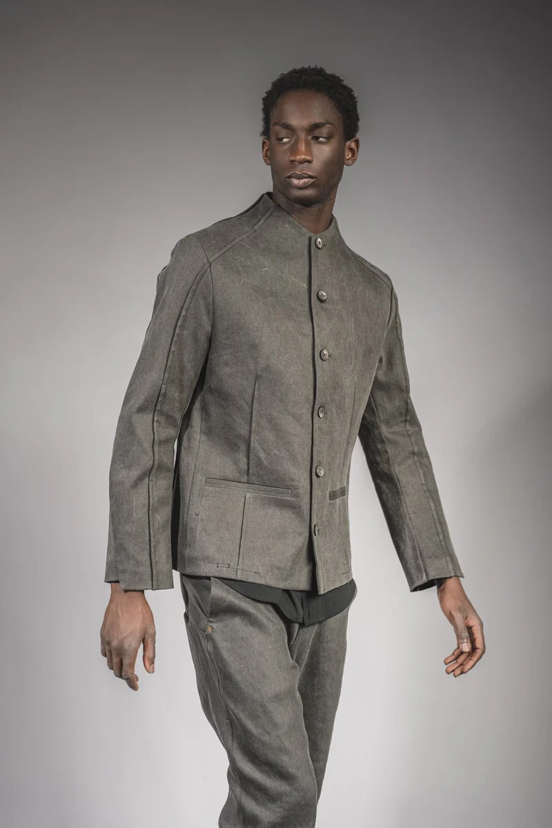 eigensinnig wien | Corey | Außergewöhnliche Designer Jeansjacke für Herren mit Stehkragen in Moosgrau