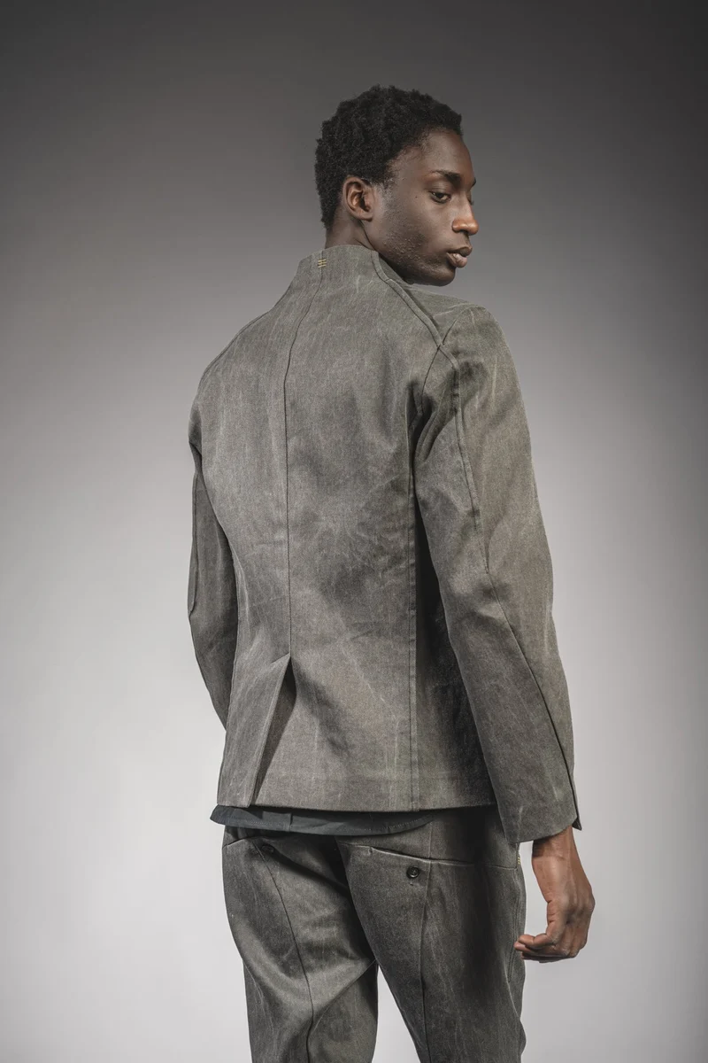 eigensinnig wien | Corey | Außergewöhnliche Designer Jeansjacke für Herren mit Stehkragen in Moosgrau