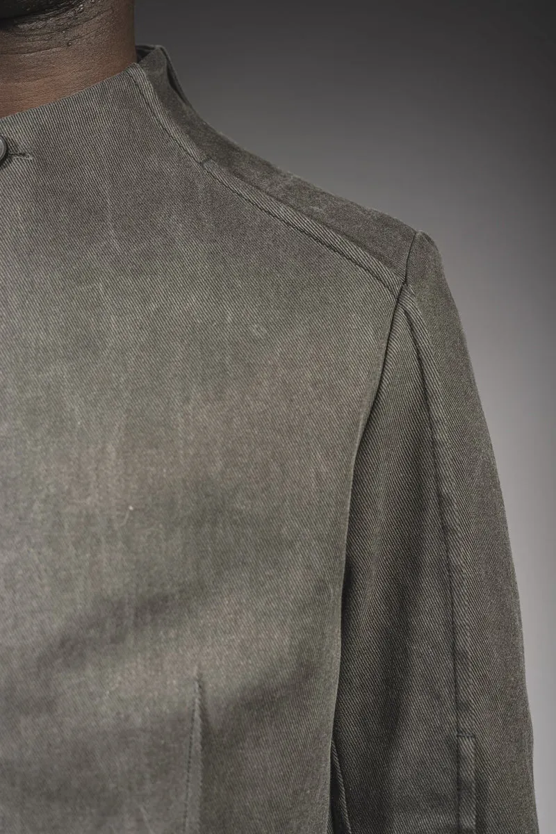 eigensinnig wien | Corey | Außergewöhnliche Designer Jeansjacke für Herren mit Stehkragen in Moosgrau