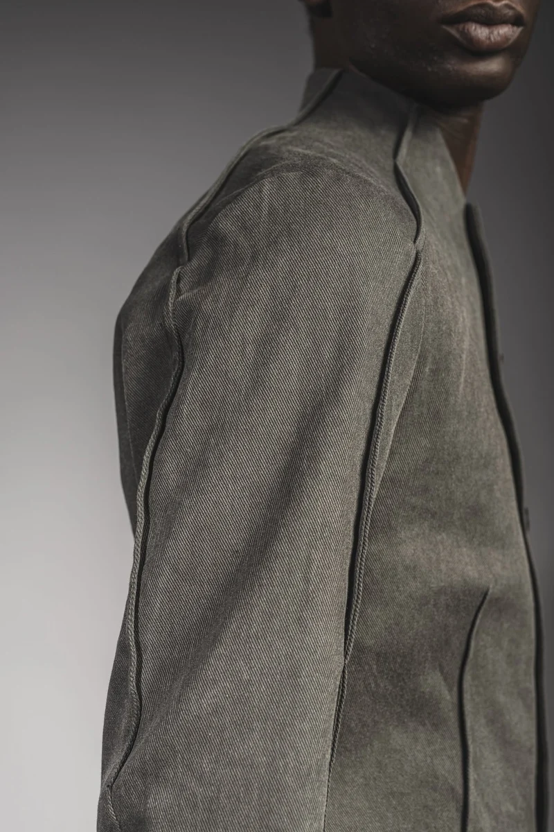 eigensinnig wien | Corey | Außergewöhnliche Designer Jeansjacke für Herren mit Stehkragen in Moosgrau