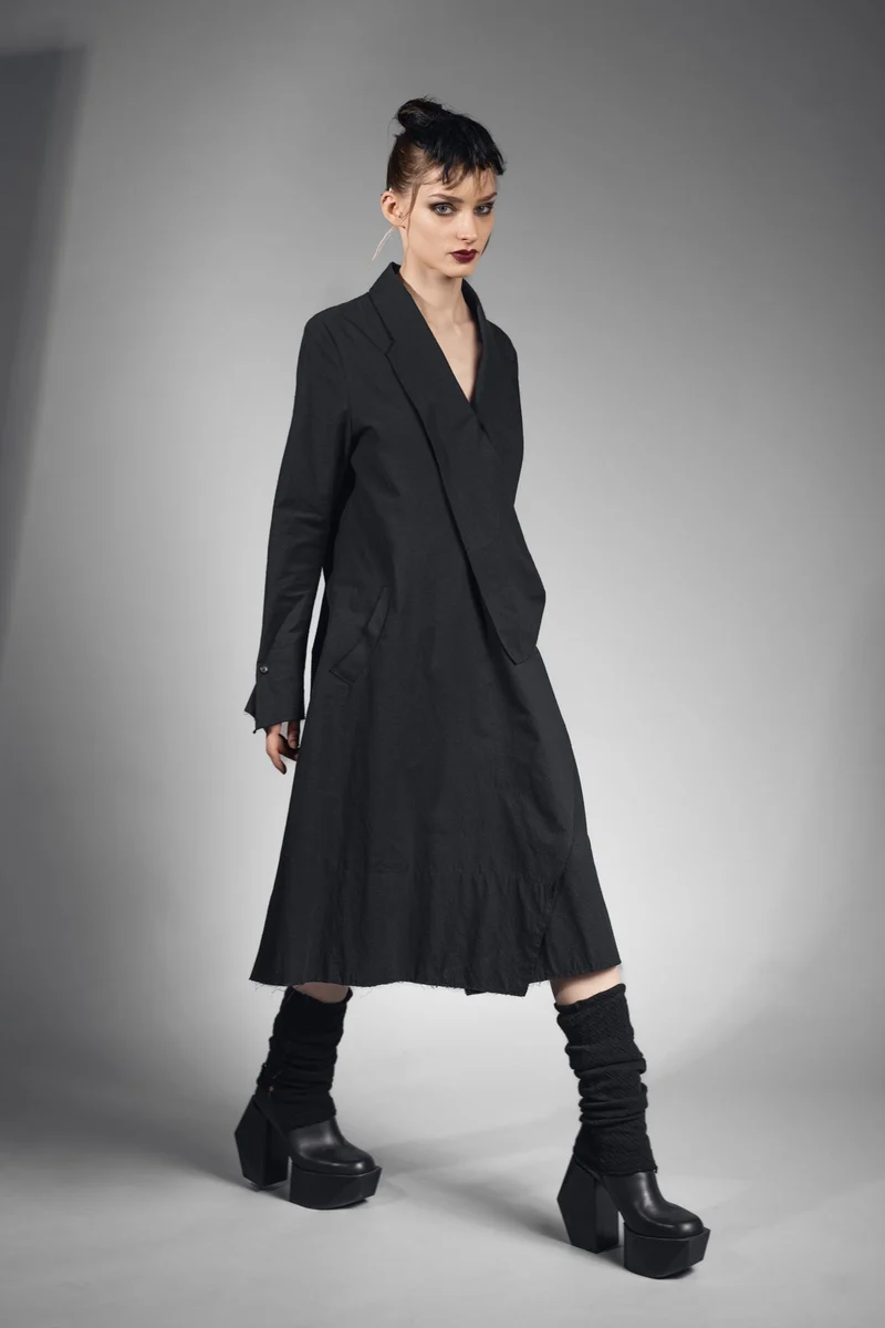 eigensinnig wien | Athena | Elegantes Mantelkleid in exklusivem Design aus schwarzer Seide