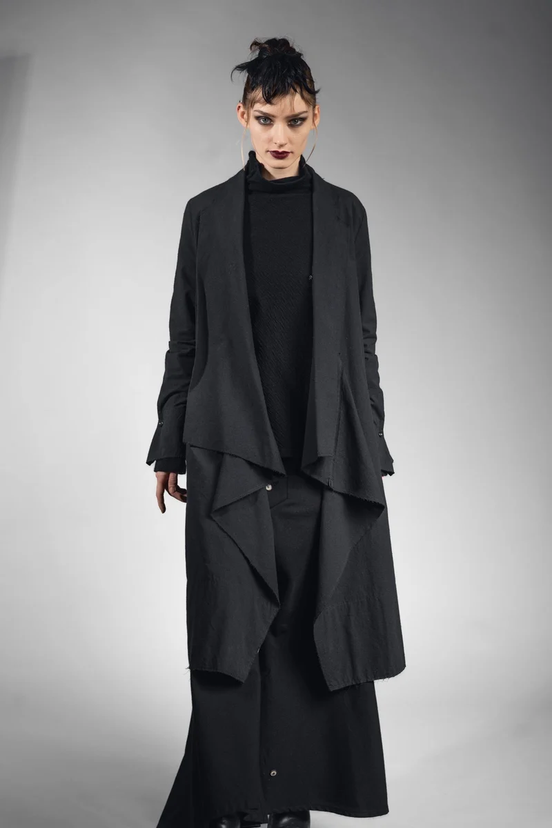 eigensinnig wien | Athena | Elegantes Mantelkleid in exklusivem Design aus schwarzer Seide