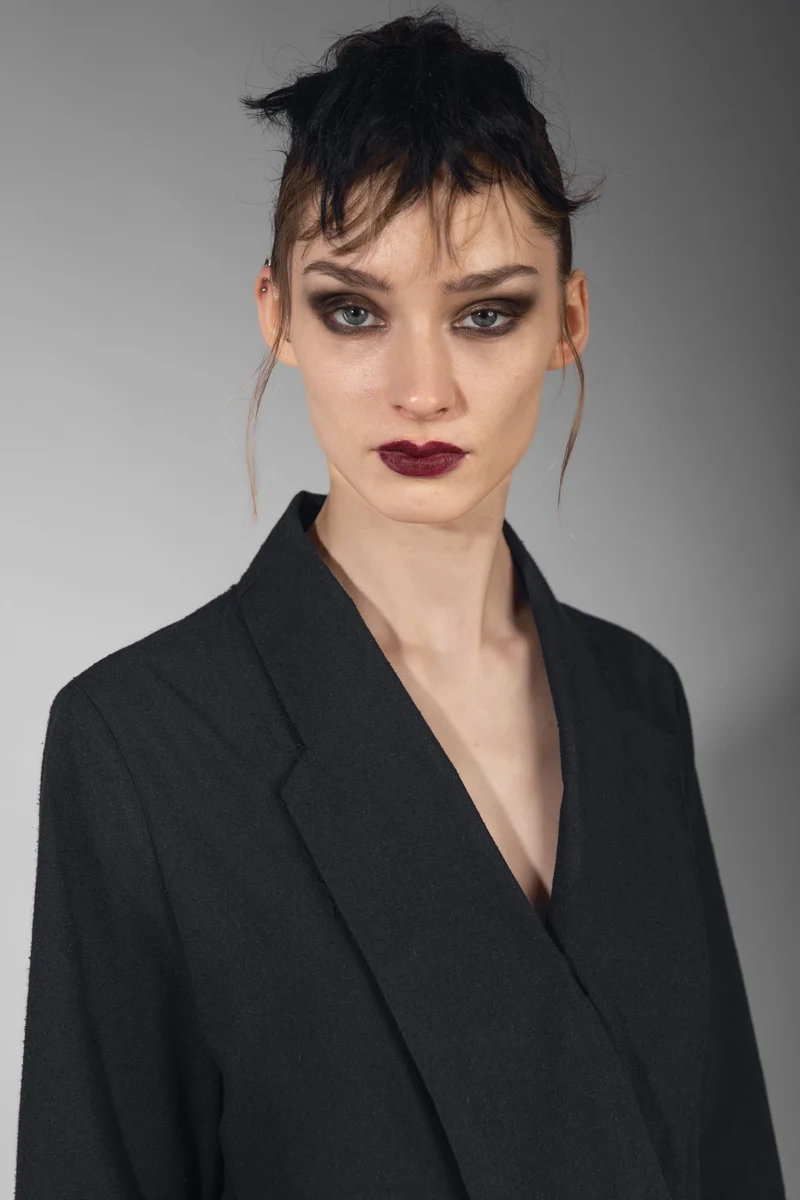 eigensinnig wien | Athena | Elegantes Mantelkleid in exklusivem Design aus schwarzer Seide
