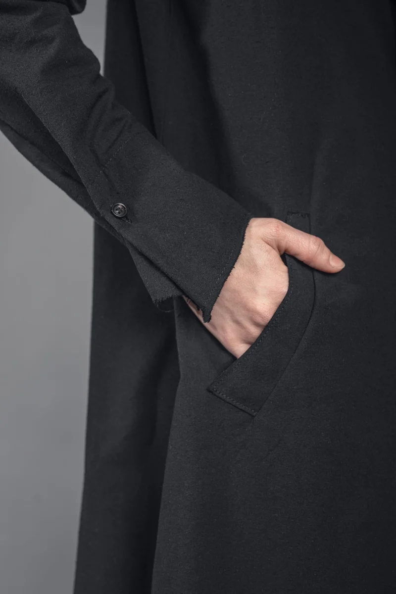 eigensinnig wien | Athena | Elegantes Mantelkleid in exklusivem Design aus schwarzer Seide
