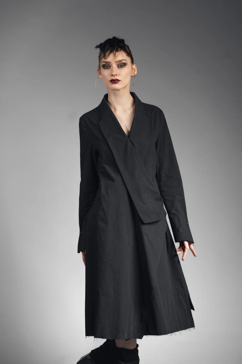eigensinnig wien | Athena | Elegantes Mantelkleid in exklusivem Design aus schwarzer Seide