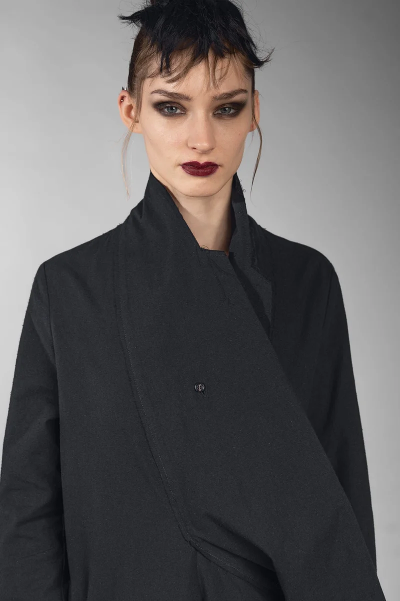 eigensinnig wien | Athena | Elegantes Mantelkleid in exklusivem Design aus schwarzer Seide