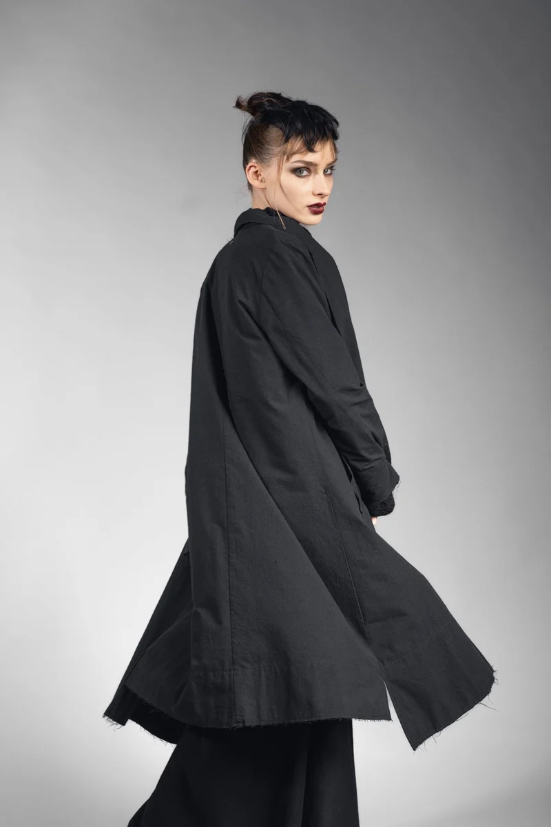 eigensinnig wien | Athena | Elegantes Mantelkleid in exklusivem Design aus schwarzer Seide
