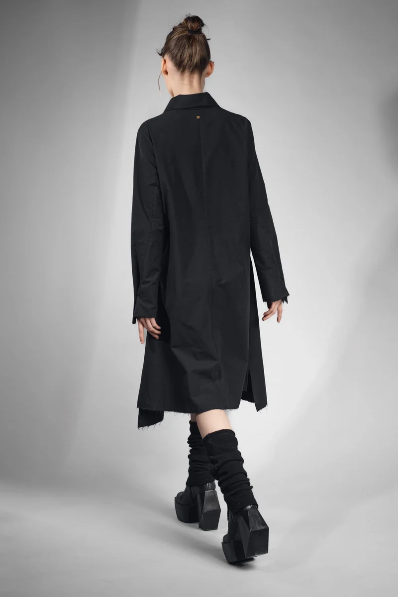 eigensinnig wien | Athena | Elegantes Mantelkleid in exklusivem Design aus schwarzer Seide