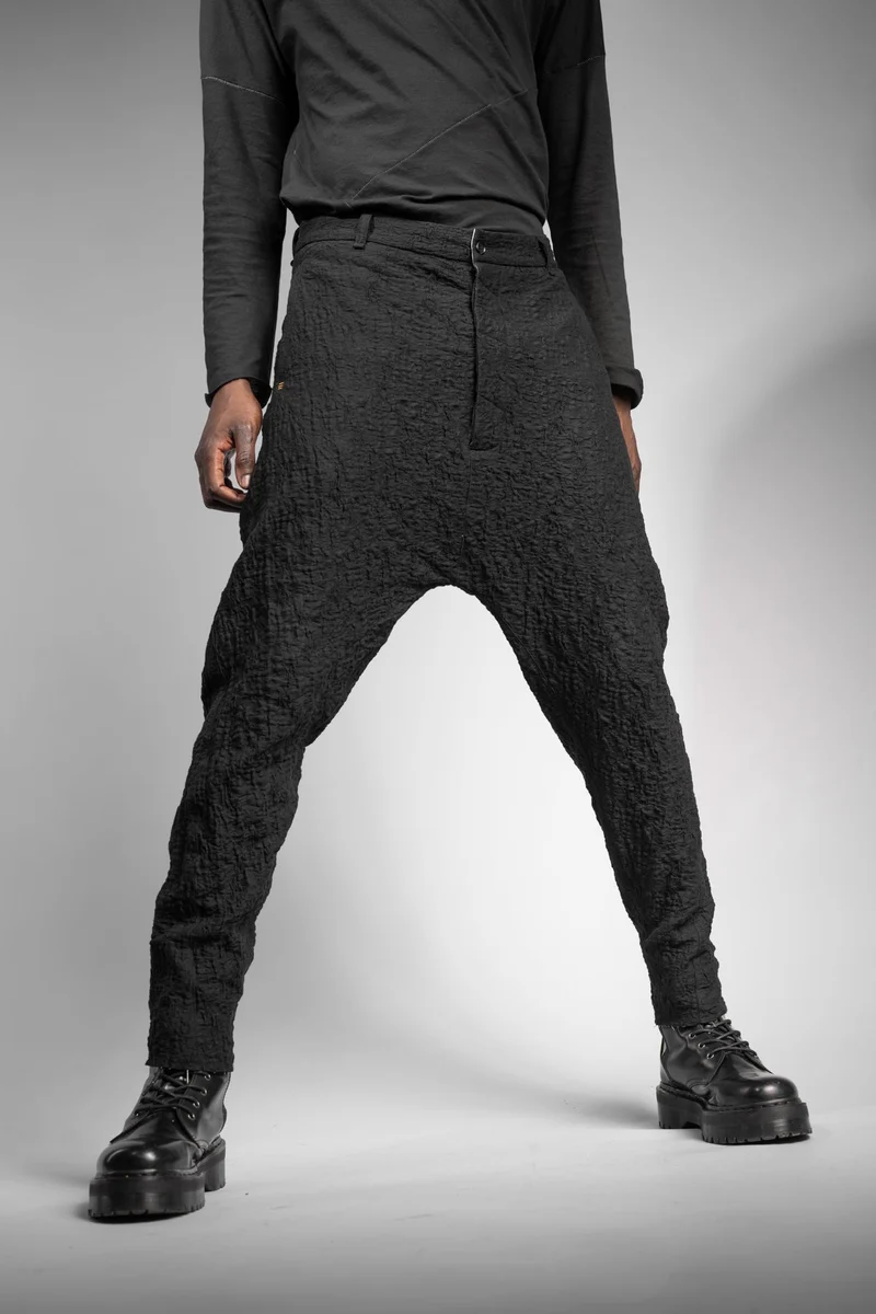 eigensinnig wien | Montesquieu | Extravagante, schwarze Designer Drop Crotch Pants aus exklusiver japanischer Baumwolle