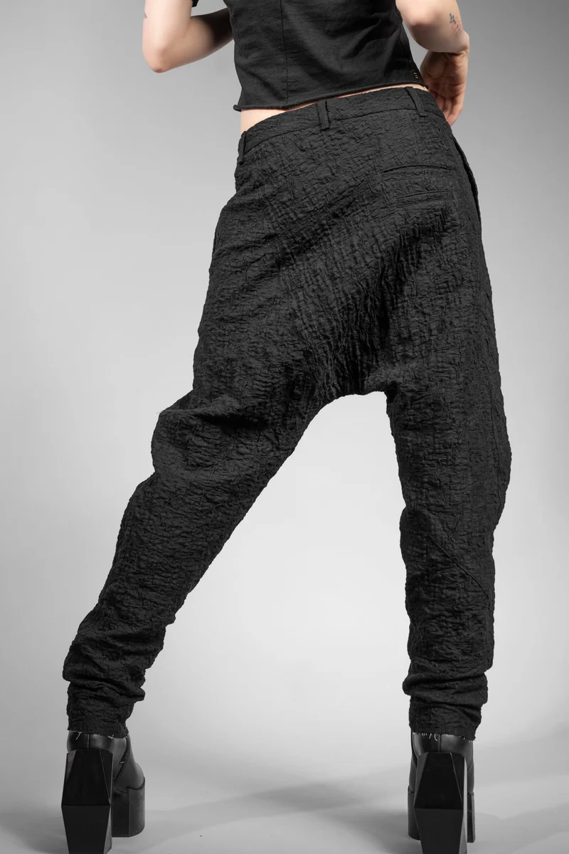 eigensinnig wien | Montesquieu | Extravagante, schwarze Designer Drop Crotch Pants aus exklusiver japanischer Baumwolle
