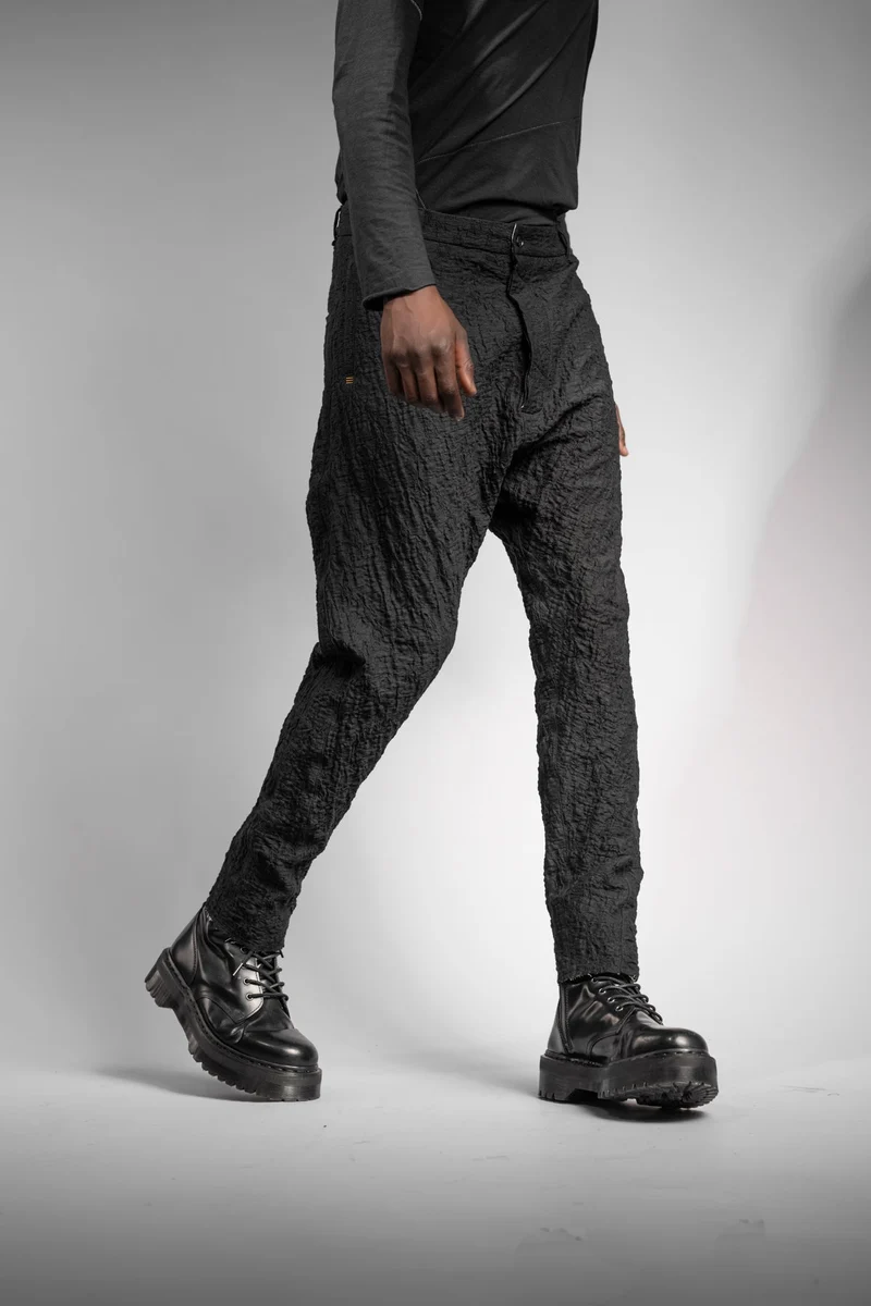 eigensinnig wien | Montesquieu | Extravagante, schwarze Designer Drop Crotch Pants aus exklusiver japanischer Baumwolle