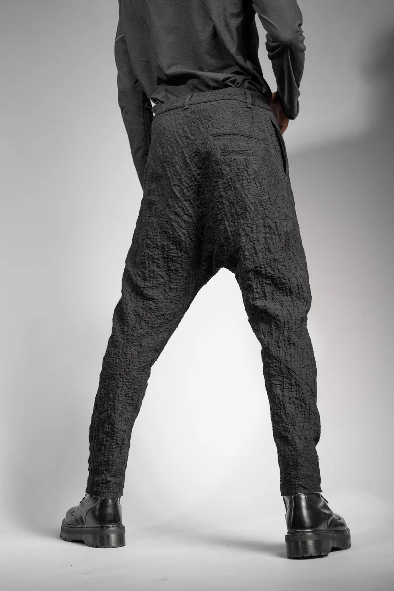 eigensinnig wien | Montesquieu | Extravagante, schwarze Designer Drop Crotch Pants aus exklusiver japanischer Baumwolle