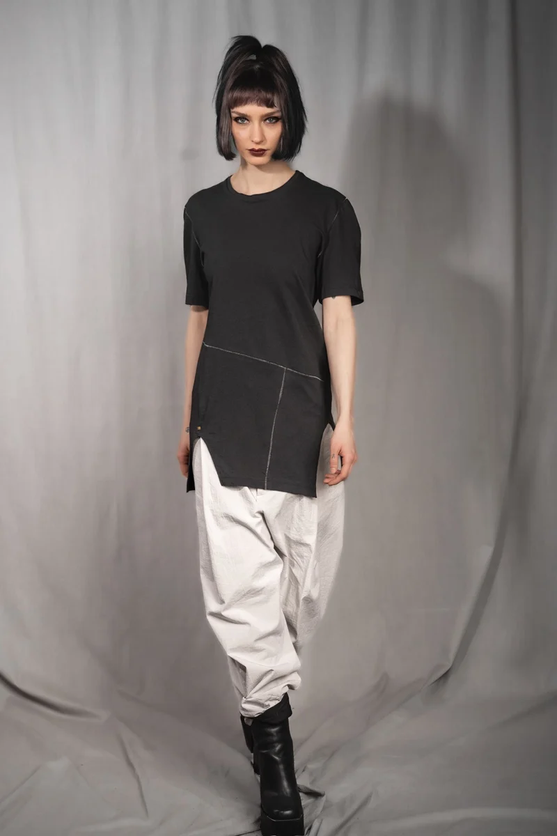 eigensinnig wien | Artmann | Schwarzes, avantgardistisches Long-T-Shirt aus Baumwolle