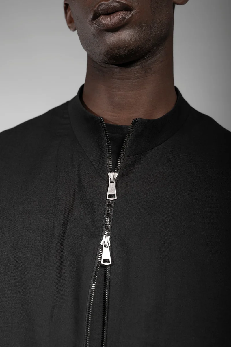 eigensinnig wien | Husserl | Schwarze Herren Designer Bikerjacke aus leichter Baumwolle