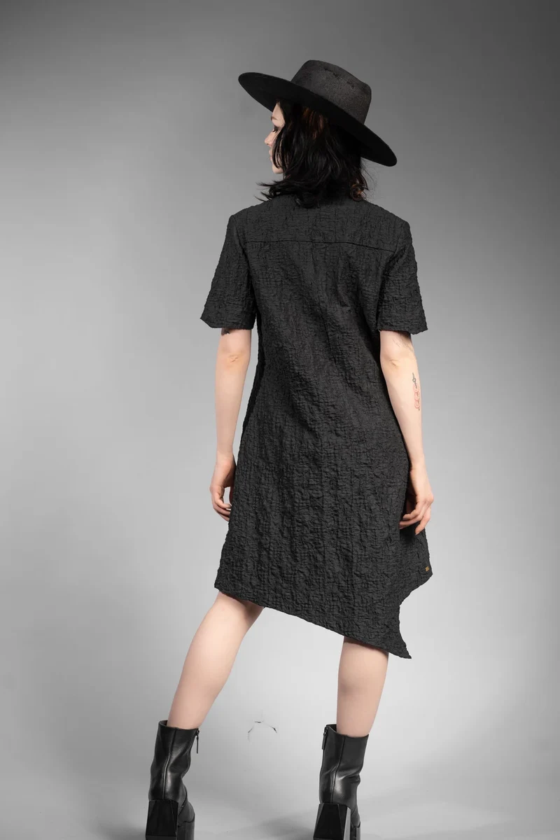 eigensinnig wien | Piaf | Extravagantes, asymmetrisches schwarzes Kleid aus japanischer Baumwolle