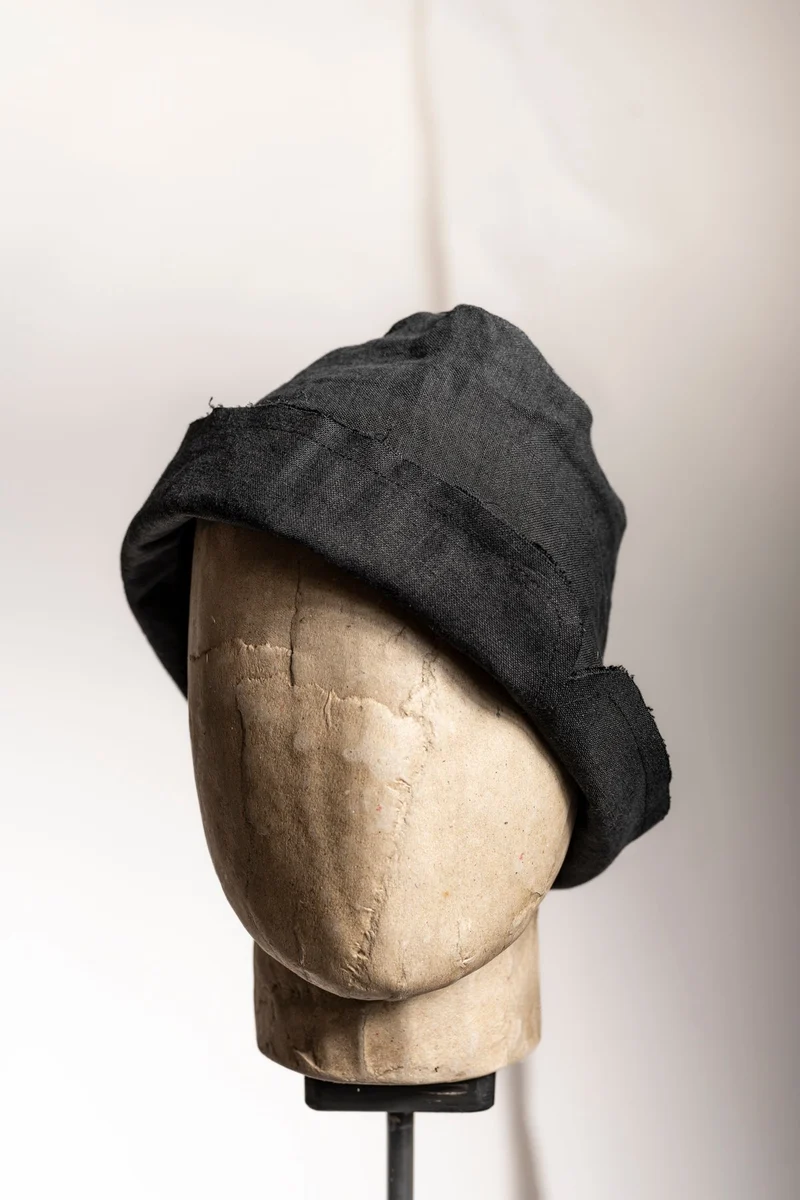 eigensinnig wien | Chaplin | Außergewöhnlicher Designer Fischerhut aus Leinen in Schwarz