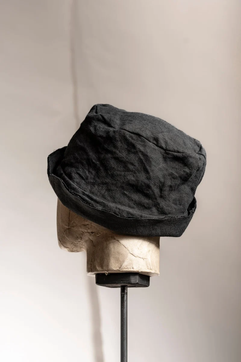 eigensinnig wien | Chaplin | Außergewöhnlicher Designer Fischerhut aus Leinen in Schwarz