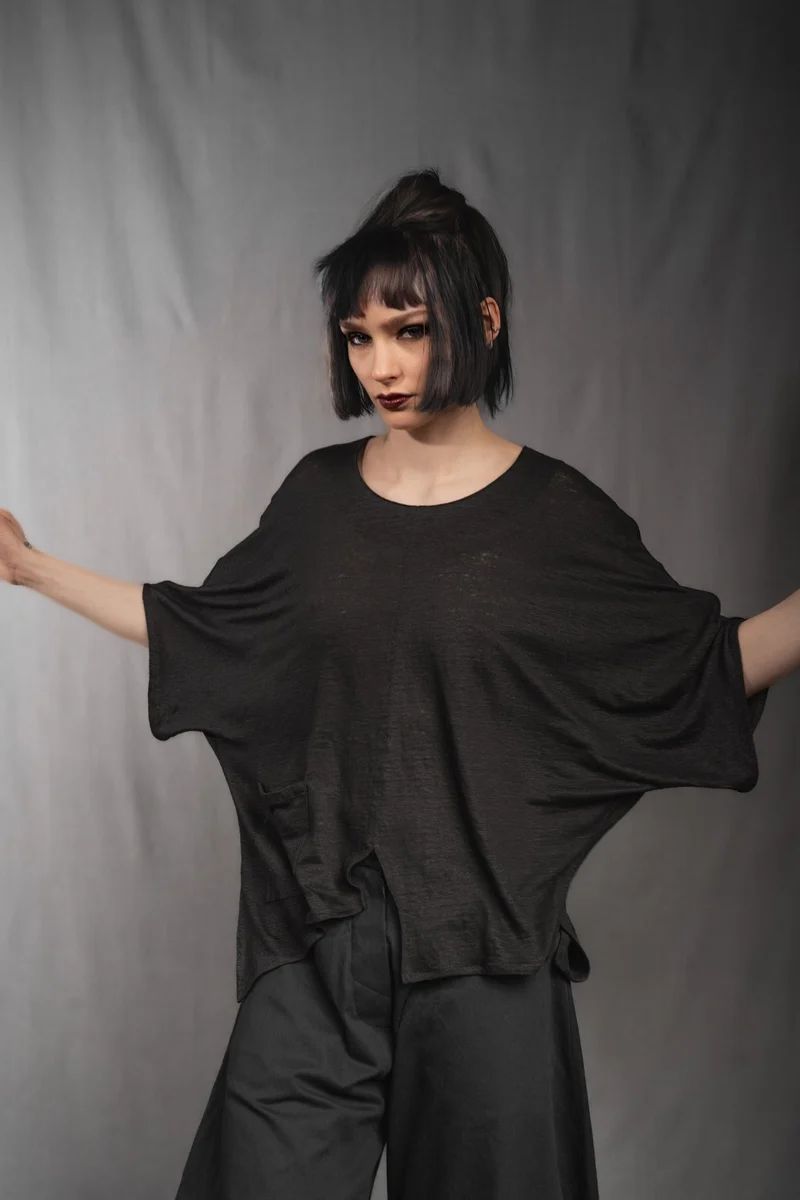 eigensinnig wien | Zizek | Skulpturales, schwarzes Oversize T-Shirt für Damen aus Leinen