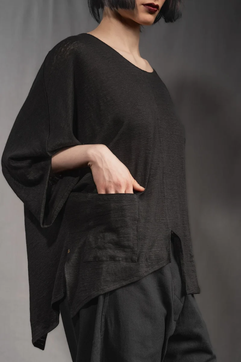 eigensinnig wien | Zizek | Skulpturales, schwarzes Oversize T-Shirt für Damen aus Leinen