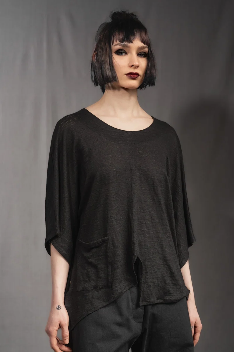 eigensinnig wien | Zizek | Skulpturales, schwarzes Oversize T-Shirt für Damen aus Leinen
