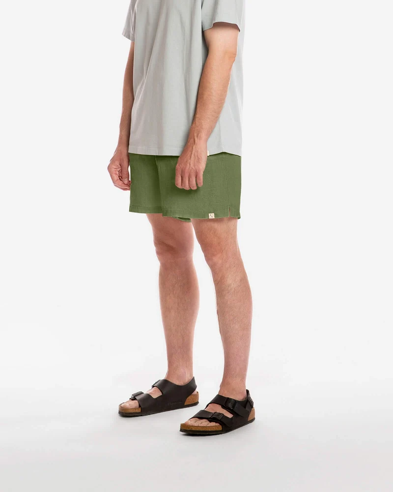 Olivegrüne Leinenshorts aus 100% Leinen von Matona