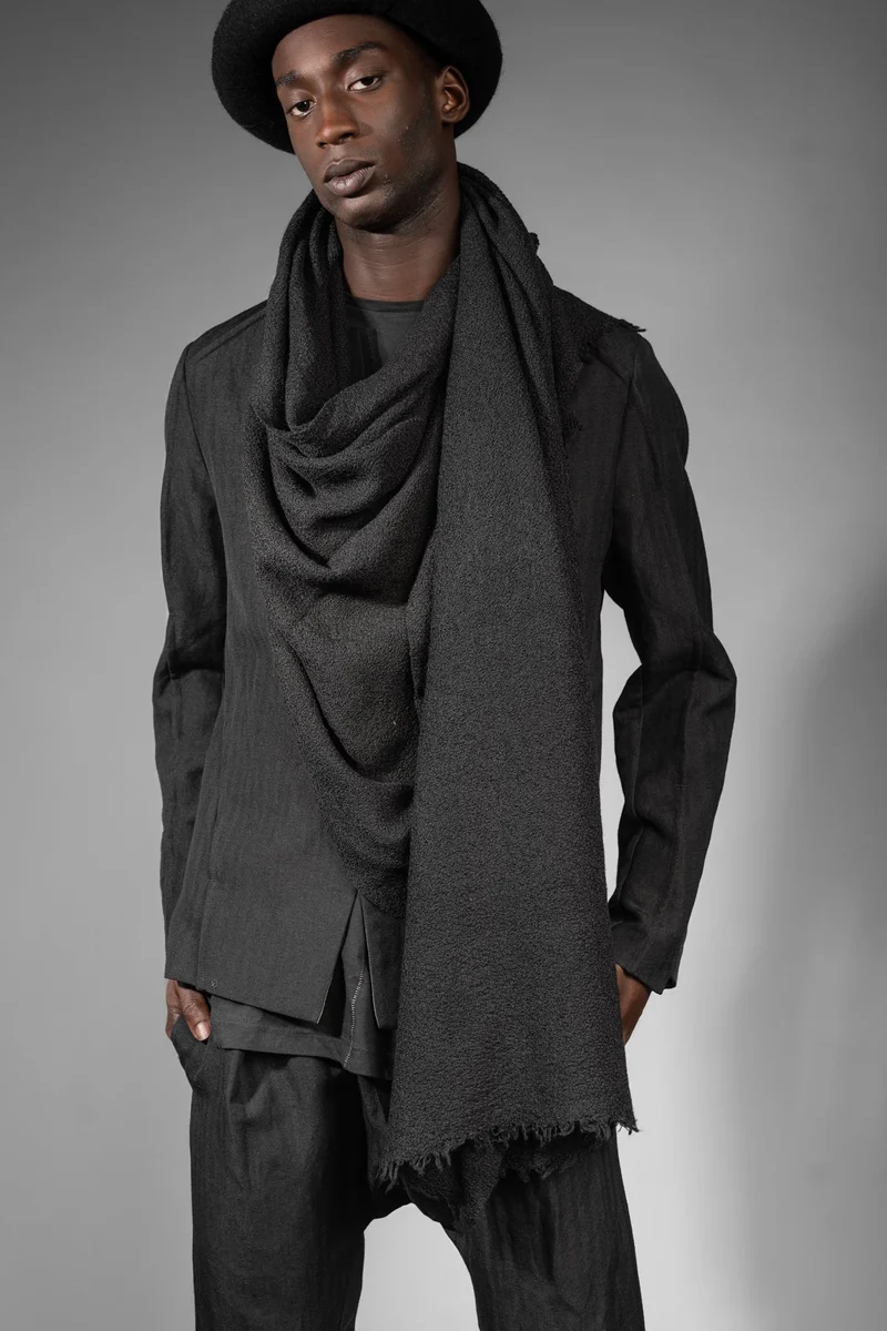 eigensinnig wien | Enya | Schwarzer Designer Strickschal aus hochwertiger Wolle