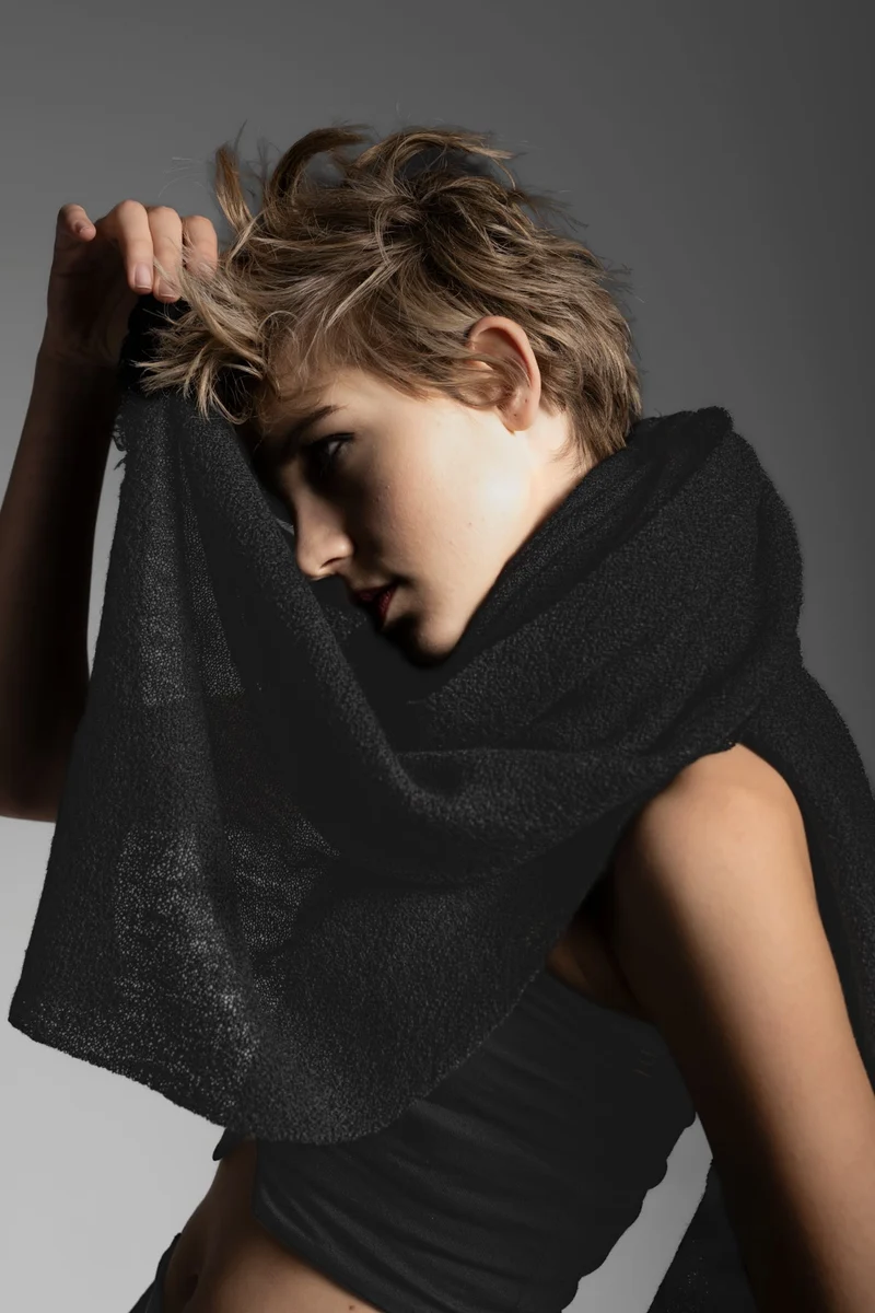 eigensinnig wien | Enya | Schwarzer Designer Strickschal aus hochwertiger Wolle