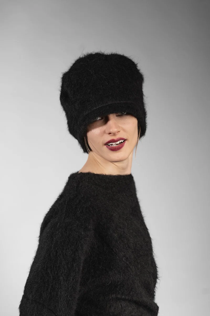 eigensinnig wien | Brontes | Schwarze Designer Ballonmütze aus warmen Baumwoll-Alpaca-Stoff