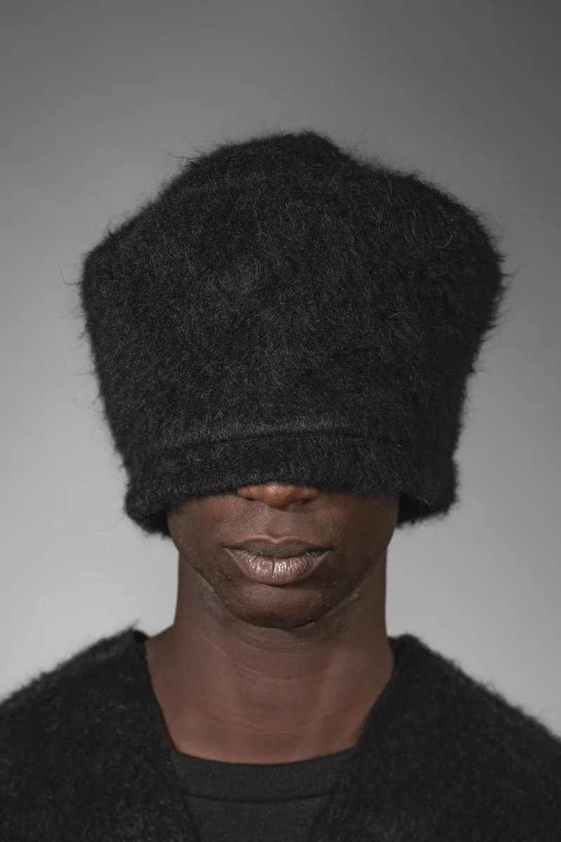 eigensinnig wien | Brontes | Schwarze Designer Ballonmütze aus warmen Baumwoll-Alpaca-Stoff