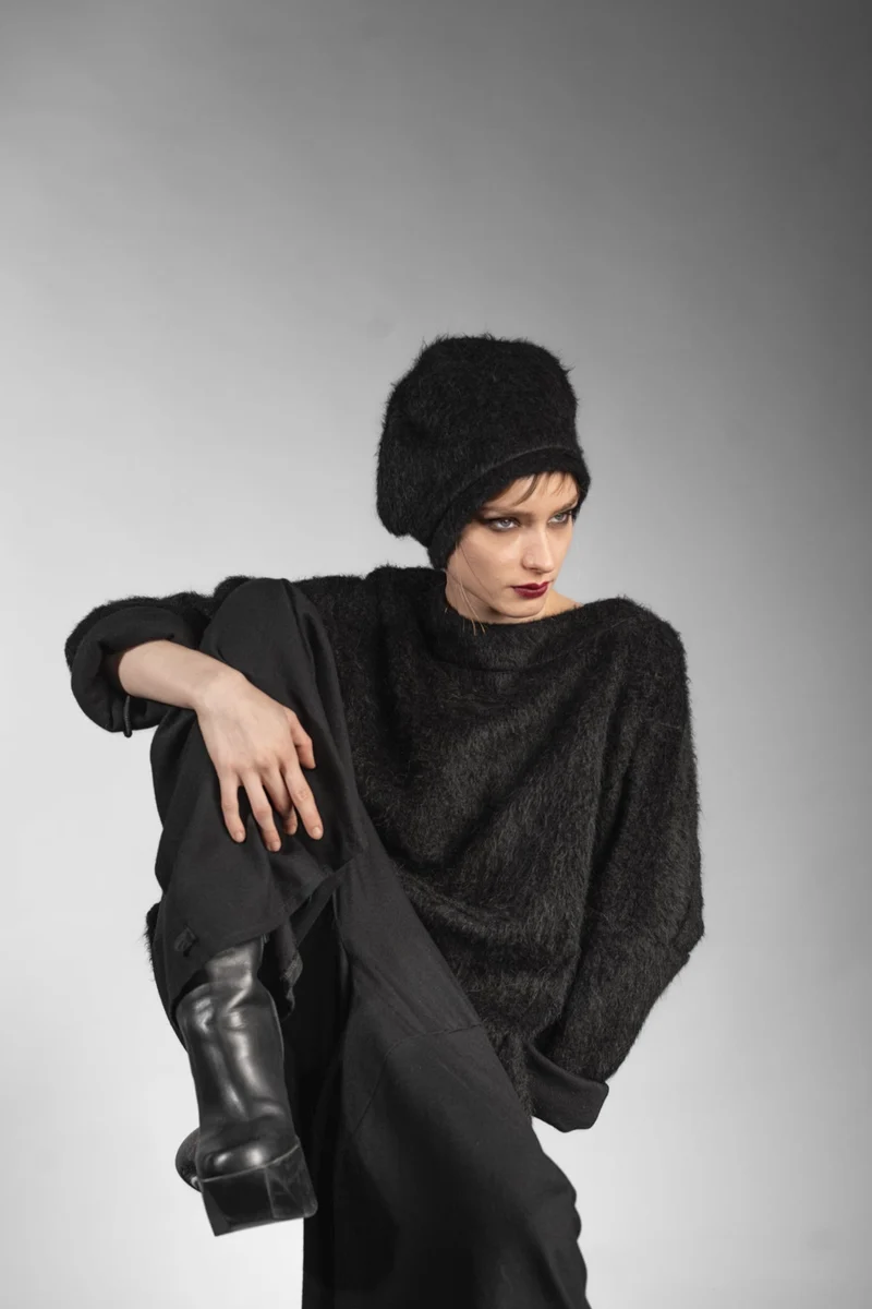 eigensinnig wien | Brontes | Schwarze Designer Ballonmütze aus warmen Baumwoll-Alpaca-Stoff