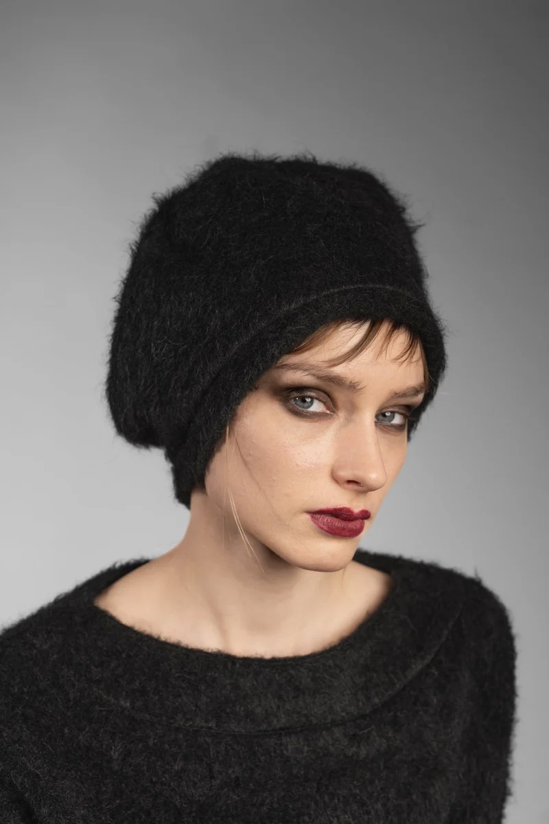 eigensinnig wien | Brontes | Schwarze Designer Ballonmütze aus warmen Baumwoll-Alpaca-Stoff