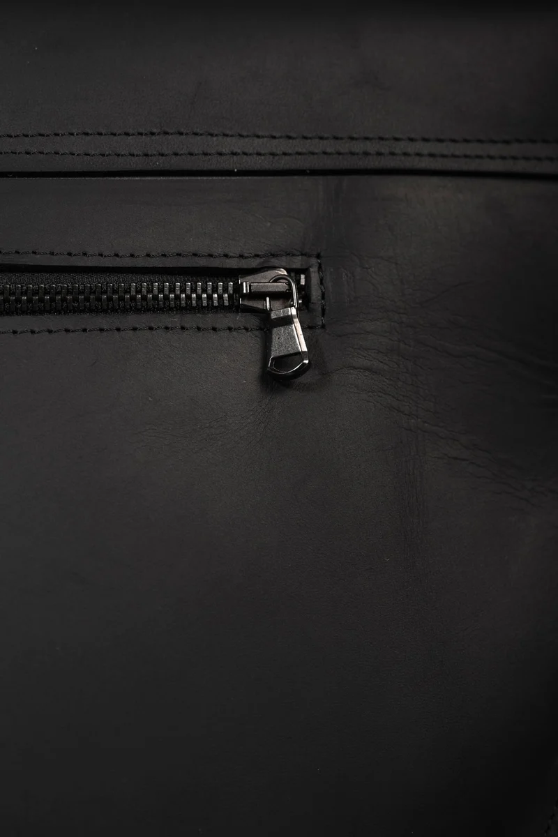 eigensinnig wien | Wellen | Schwarze Designer Ledertasche mit außergewöhnlichem Details