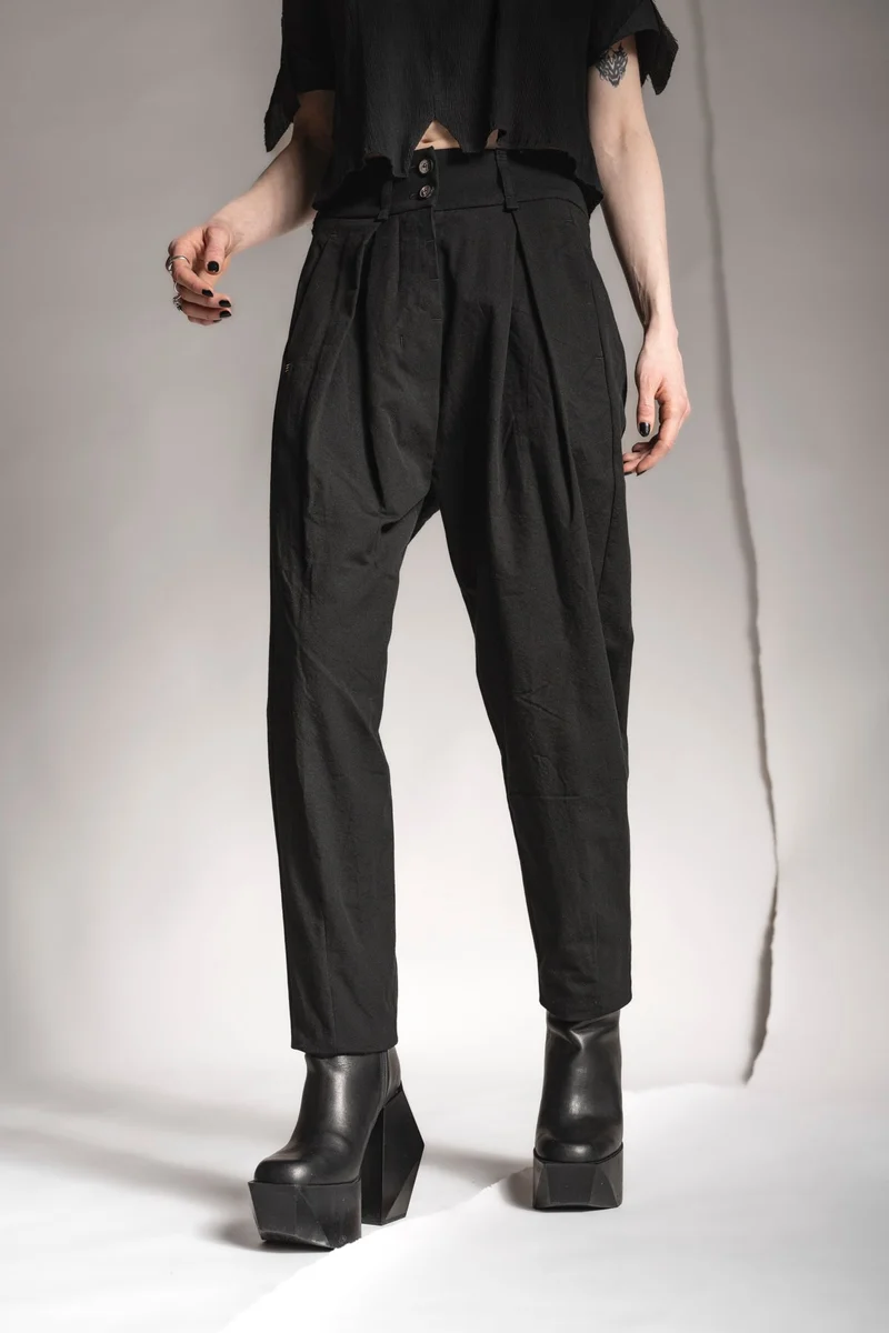 eigensinnig wien | Leontion | Schwarze Designer Baggy Hose für Damen aus Baumwolle