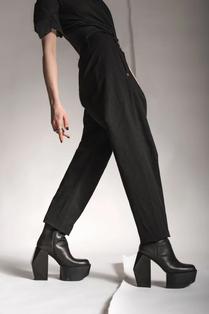 eigensinnig wien | Leontion | Schwarze Designer Baggy Hose für Damen aus Baumwolle
