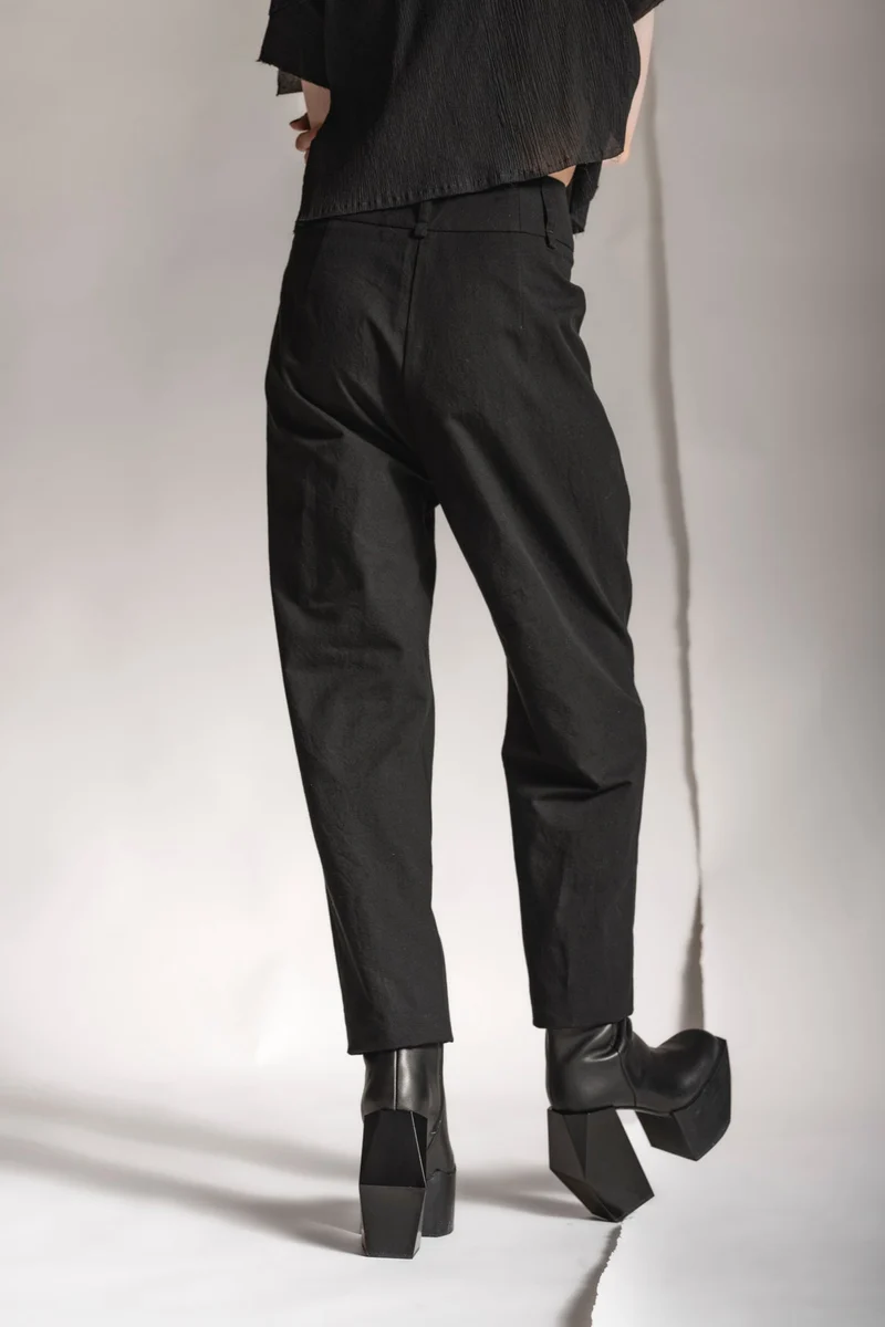 eigensinnig wien | Leontion | Schwarze Designer Baggy Hose für Damen aus Baumwolle