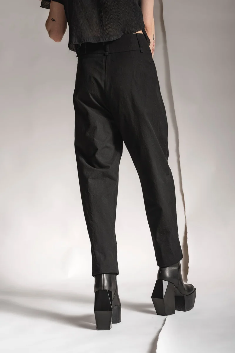 eigensinnig wien | Leontion | Schwarze Designer Baggy Hose für Damen aus Baumwolle