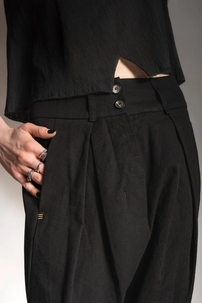 eigensinnig wien | Leontion | Schwarze Designer Baggy Hose für Damen aus Baumwolle