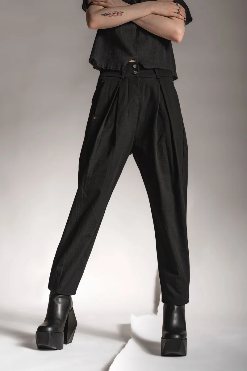 eigensinnig wien | Leontion | Schwarze Designer Baggy Hose für Damen aus Baumwolle