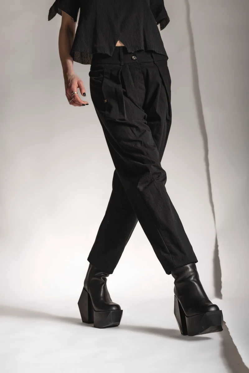 eigensinnig wien | Leontion | Schwarze Designer Baggy Hose für Damen aus Baumwolle