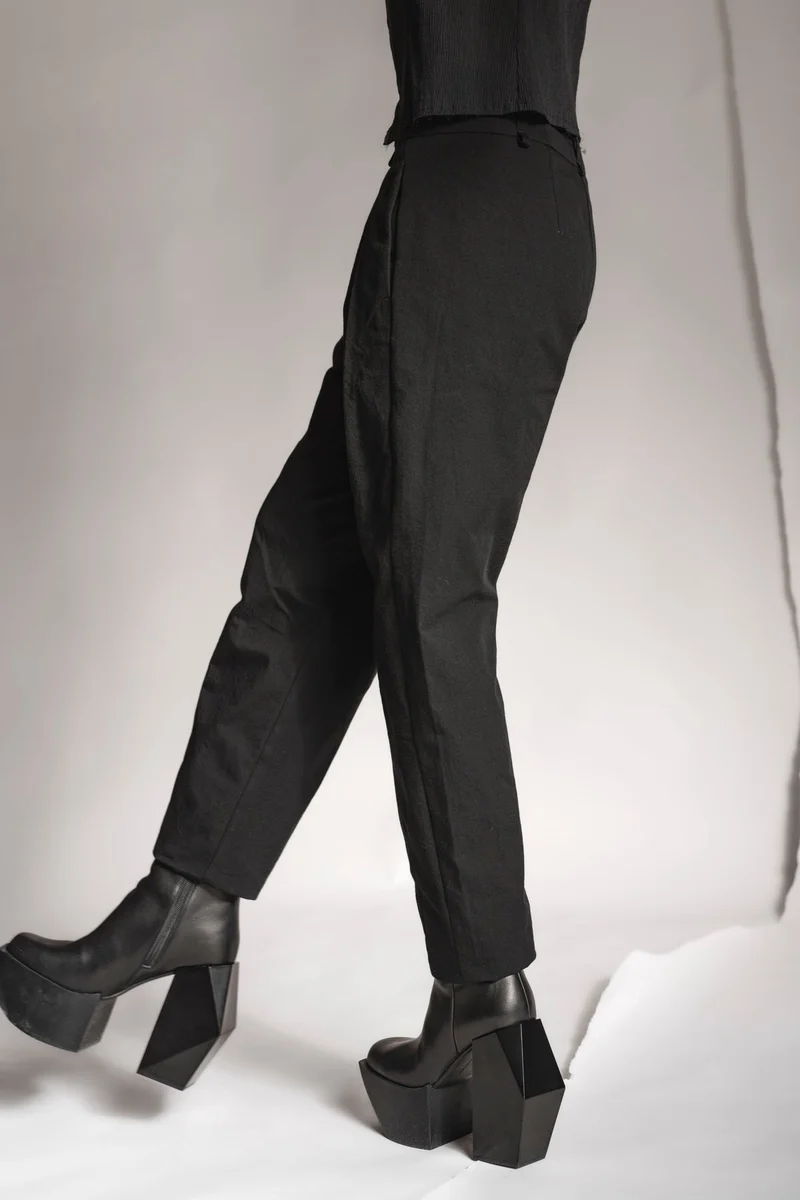 eigensinnig wien | Leontion | Schwarze Designer Baggy Hose für Damen aus Baumwolle
